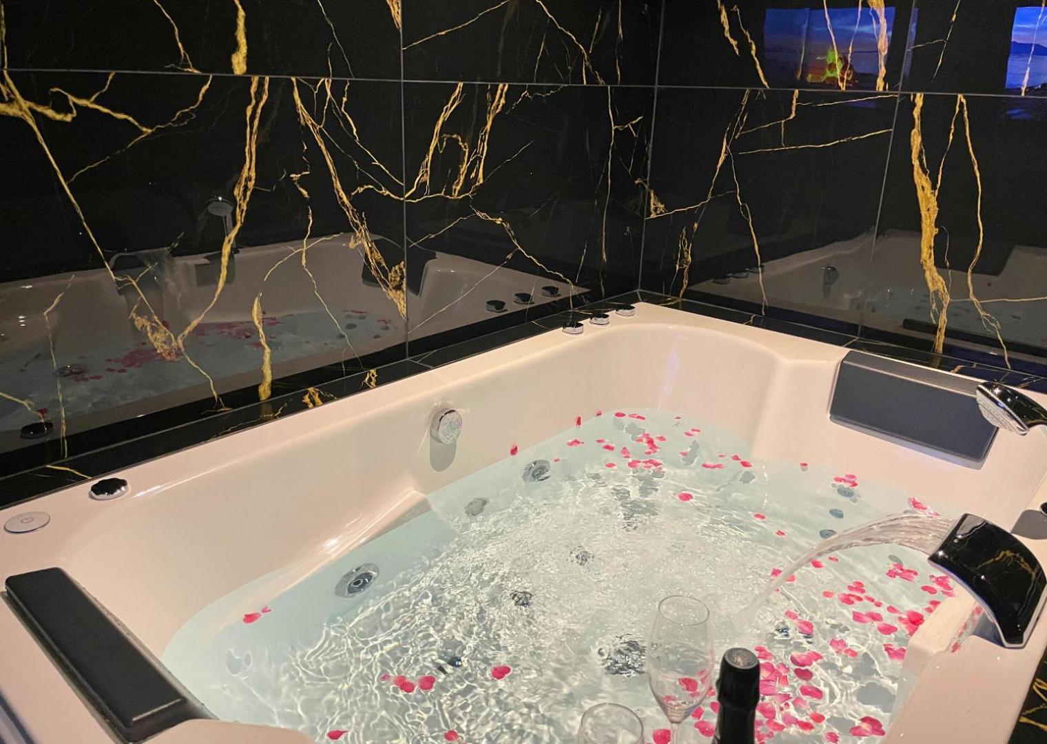 Sejour Detente A Saint-Omer - Jacuzzi Prive, Terrasse, Centre-Ville Et Parking Gratuit Kültér fotó